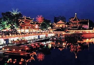 Qinhuan River, Alive at Night